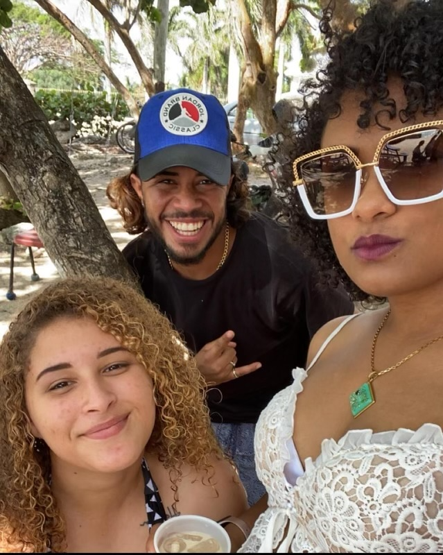 Bức ảnh giữa Kelly (trái), chồng cô và dì Patty (phải). Kelly không ngờ 'tiểu tam' trong mối quan hệ của mình chính là dì ruột. 