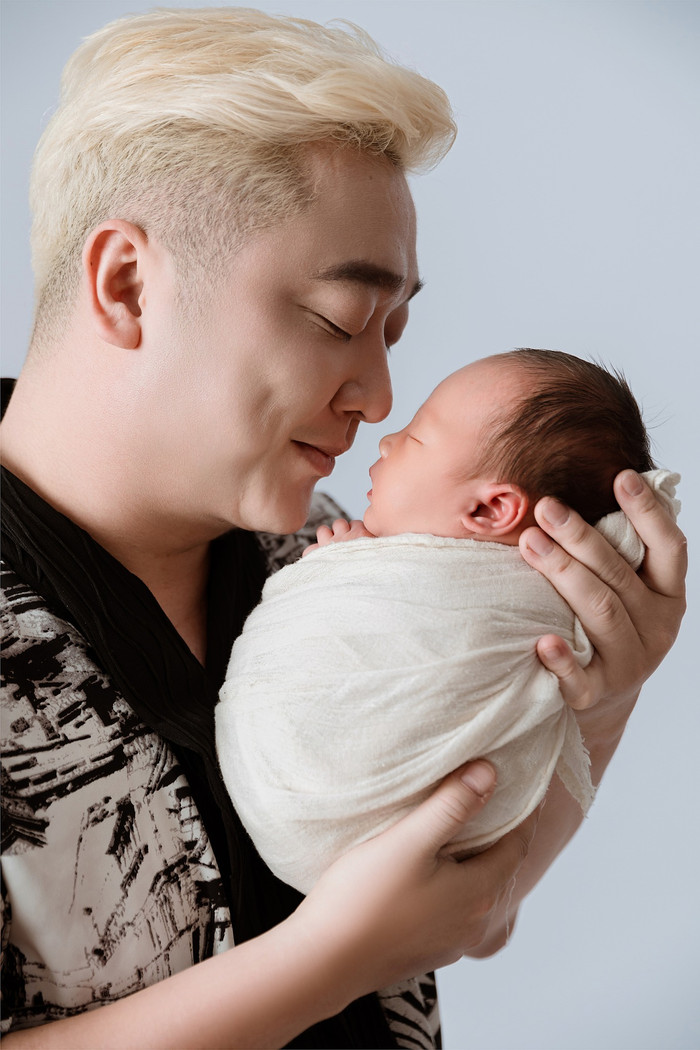 Vợ chồng Yanbi hạnh phúc mừng con trai đầy tháng. 