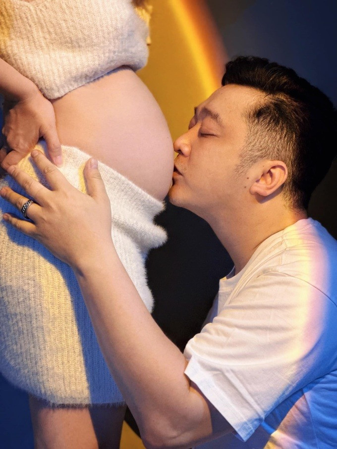 Yanbi hôn bụng bầu của vợ. 
