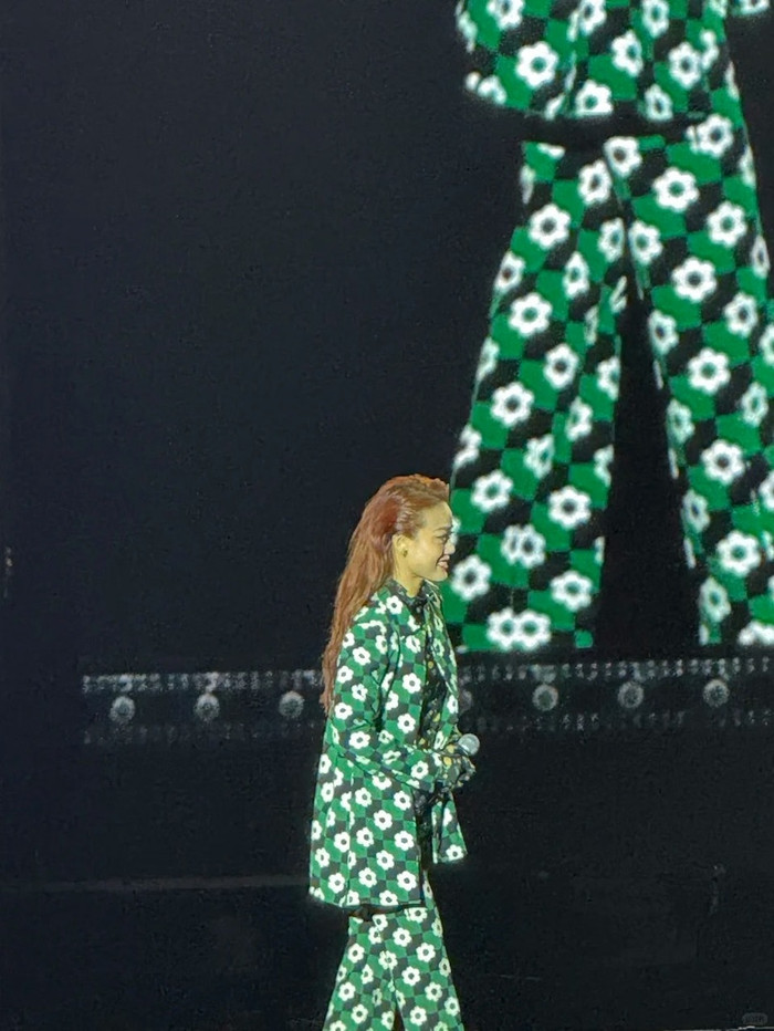 Nữ ca sĩ bị khán giả đòi trả lại tiền ngay trên sân khấu Ảnh 1