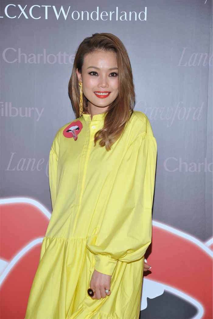 Nữ ca sĩ bị khán giả đòi trả lại tiền ngay trên sân khấu Ảnh 4