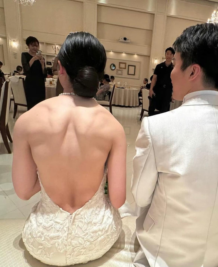 Bức ảnh cũng từng viral khắp mạng xã hội vì hình thể săn chắc của cô dâu.