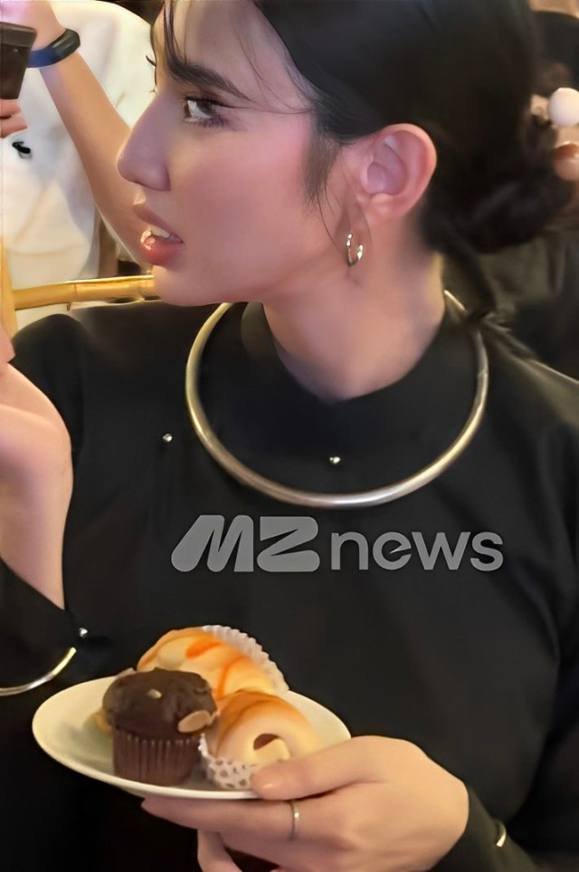Thùy Tiên được quay lén khi đang ăn bánh, biểu cảm hài hước gây sốt - Nguồn: Ở Đây Có Sao.