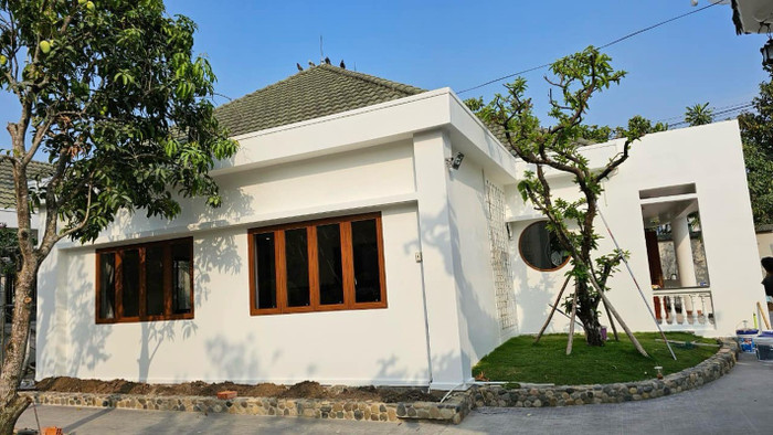 Việt Trinh chủ yếu sống ở nhà vườn rộng 3.000m2 ở Bình Dương.