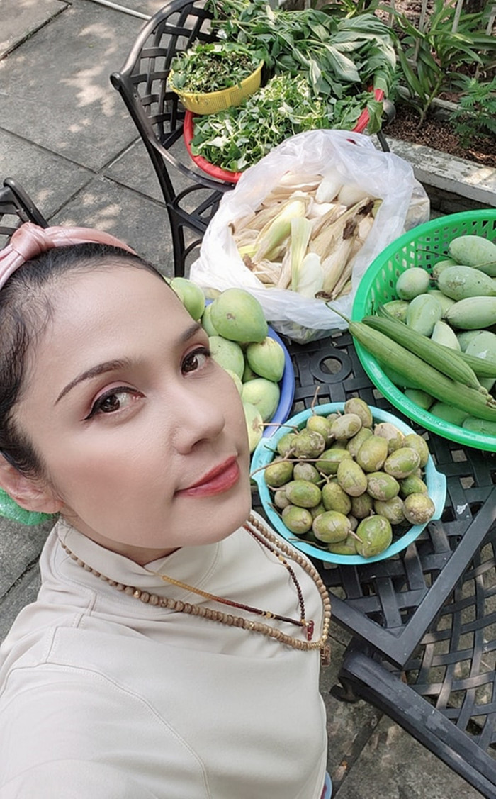 Nữ diễn viên trồng nhiều cây trái, chăn nuôi trong khuôn viên nhà vườn để có thực phẩm sạch.