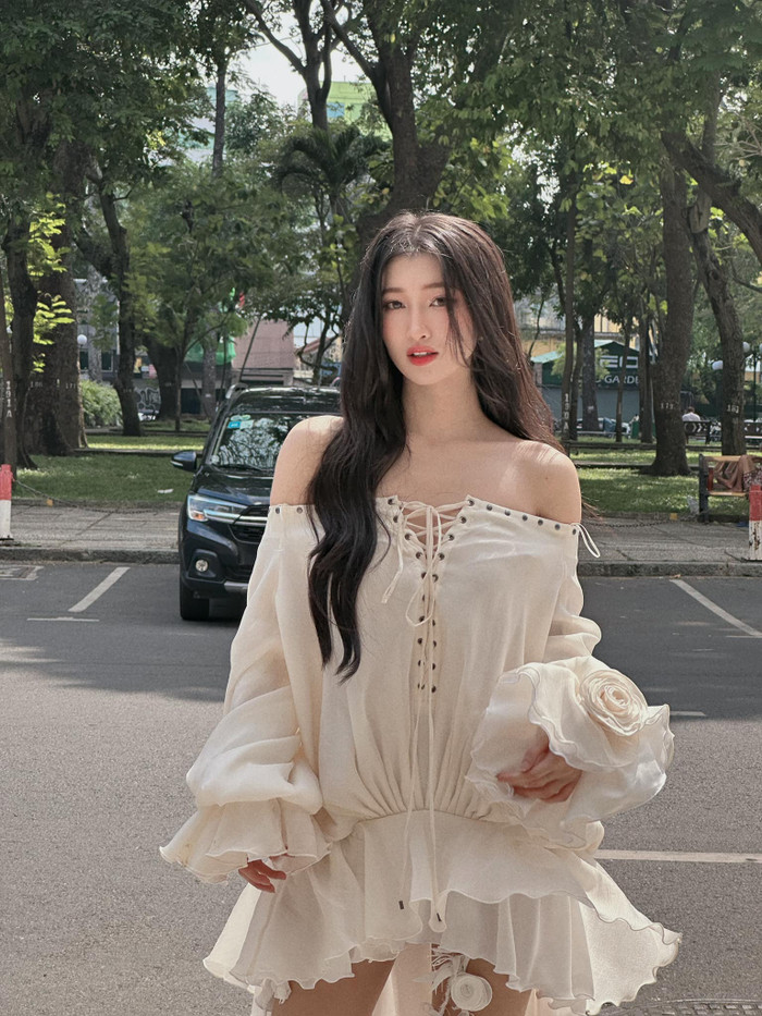 Để tăng hiệu quả dưỡng ẩm da, Á hậu Phương Nhi sử dụng cả sữa dưỡng thể lẫn kem dưỡng ẩm.