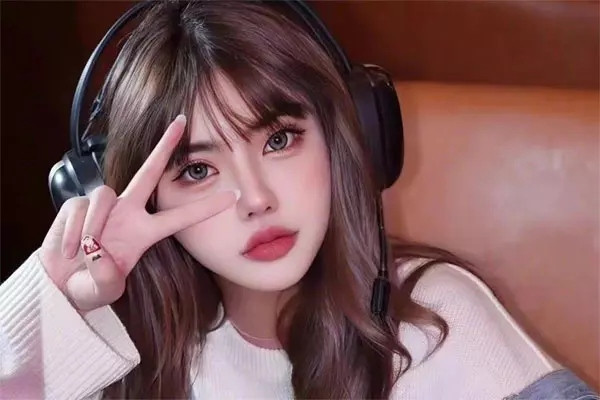 Nữ người mẫu kết hôn 4 lần và hẹn hò 8 lần.