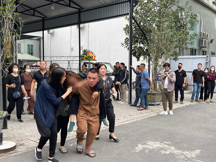 Mẹ nạn nhân ngất xỉu trước sự ra đi đột ngột của con gái