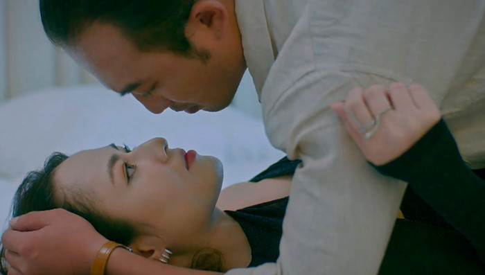 Mối quan hệ tình cảm phức tạp giữa Diễm (Việt Hoa) và Hồng (Doãn Quốc Đam) cũng nhận được sự yêu thích của đông đảo người xem Độc đạo. 