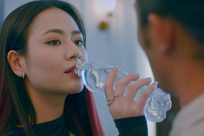 Việt Hoa được khen ngợi khi đảm nhận vai gái làng chơi xuất hiện trong Độc đạo. 