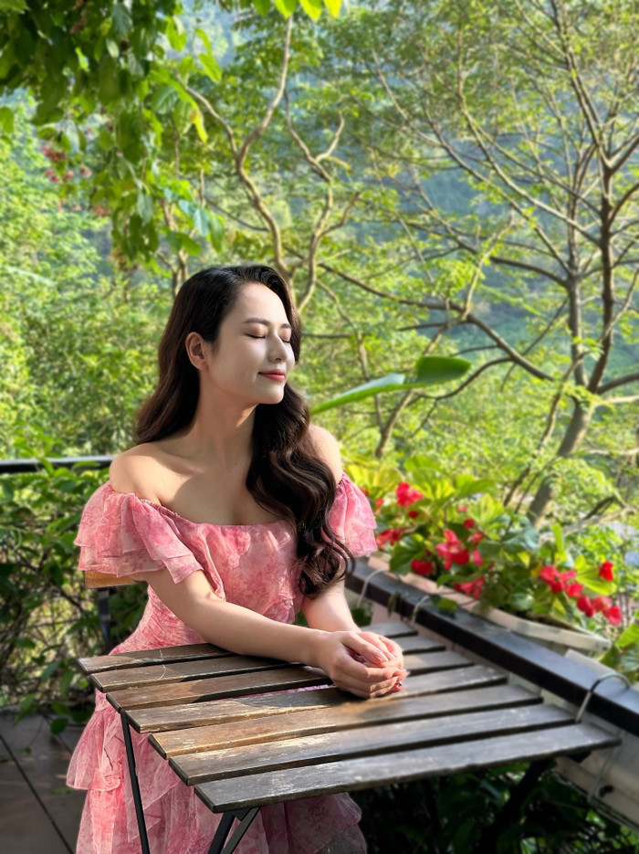 Việt Hoa khoe vòng 1 đẫy đà lấp ló sau chiếc váy trễ vai sâu. 