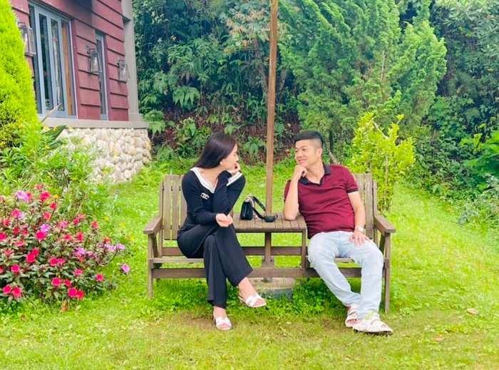 Vốn là người kín tiếng, chồng cũ Nhật Kim Anh và bạn gái hiếm hoi chia sẻ chuyện tình cảm trên mạng xã hội. 