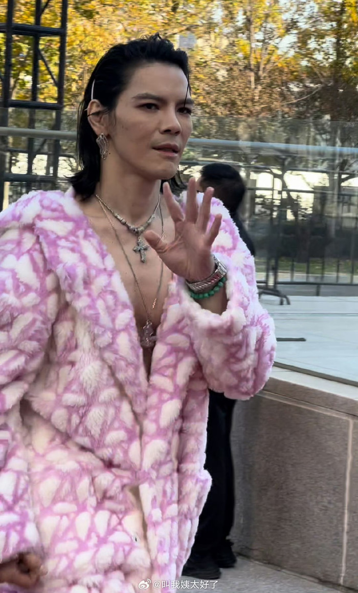 Hướng Tả xuất hiện trên thảm đỏ sự kiện với tạo hình “áo choàng tắm”