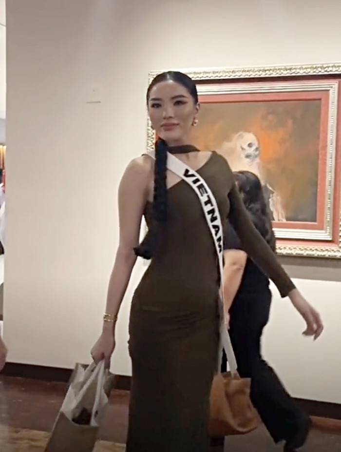 Đoạn clip quay nhanh khoảnh khắc Hoa hậu Kỳ Duyên di chuyển đến một hoạt động của Miss Universe 2024 gây chú ý.
