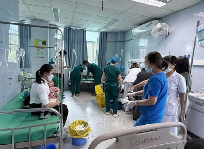 Trường mầm non hốt hoảng khi 20 trẻ nhập viện nghi do ngộ độc thuốc diệt chuột - Ảnh: TTXVN