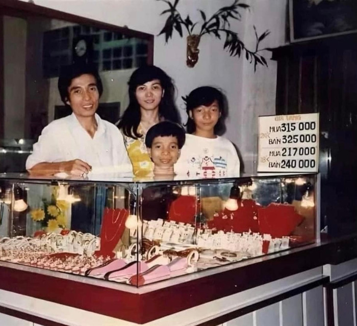 Bức ảnh 'giá vàng thời bao cấp' gây bão, tiết lộ cuộc sống hiện tại của cậu bé trong ảnh.