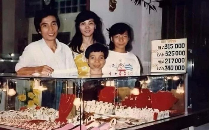 Ảnh xưa giá vàng 325.000 đồng/chỉ gây sốt, hé lộ bất ngờ về gia đình chủ tiệm vàng hiện tại Ảnh 2