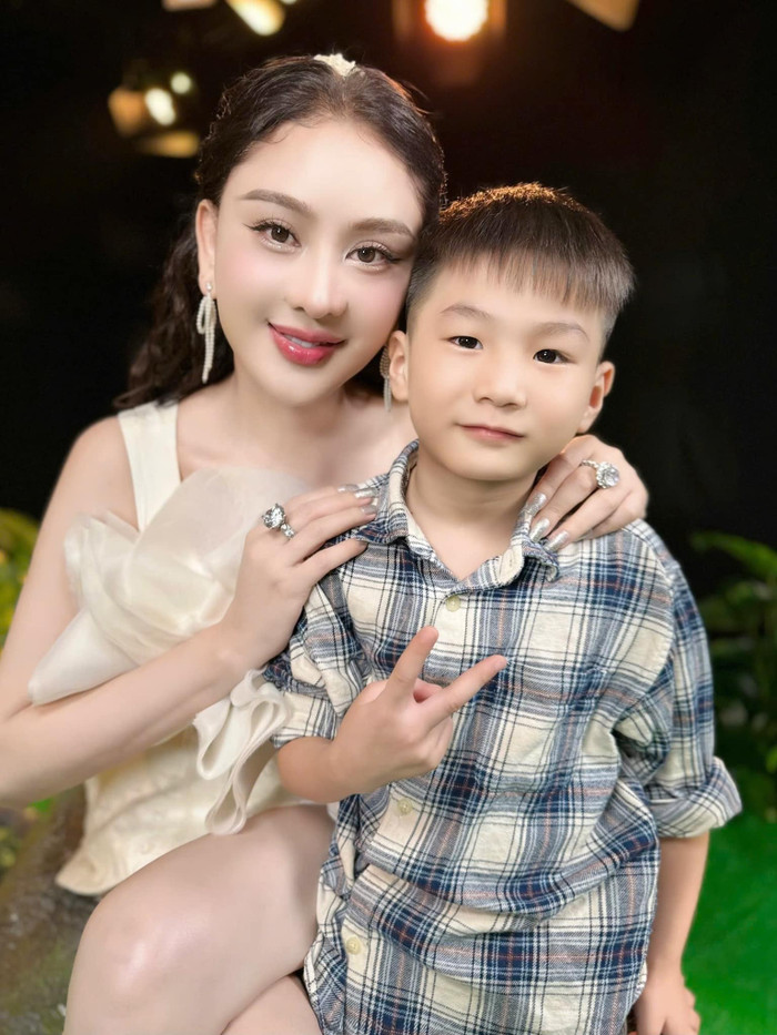 Con trai chính là nguồn động lực lớn đối với Lâm Khánh Chi. Ảnh: FBNV