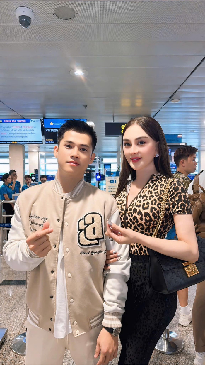 Lâm Khánh Chi thoải mái thể hiện sự thân thiết với chàng trai xuất hiện trong cùng một khung hình. Ảnh: FBNV