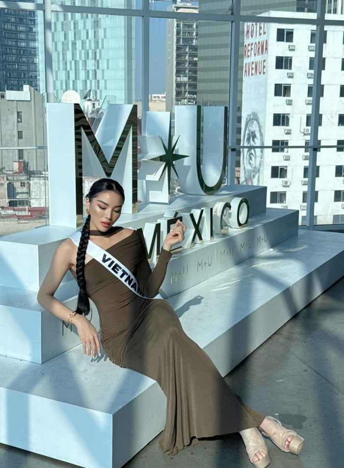 Cô cũng chuẩn bị kỹ lưỡng về trang phục, làm tóc và trang điểm chỉn chu. Trong số 60 bộ váy mà cô mang đến Miss Universe, fan sắc đẹp mê tít khả năng mix đồ của nàng hậu. 