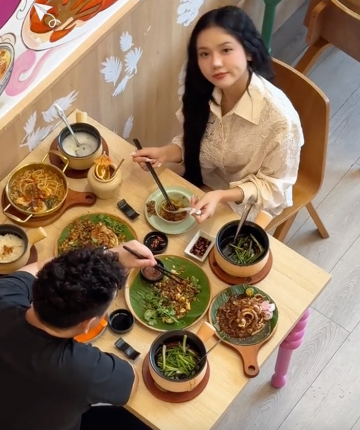 Hình ảnh Ý Nhi và Xemesis vui vẻ dùng bữa được 'người qua đường' bắt gặp. Ảnh: Sưu tầm