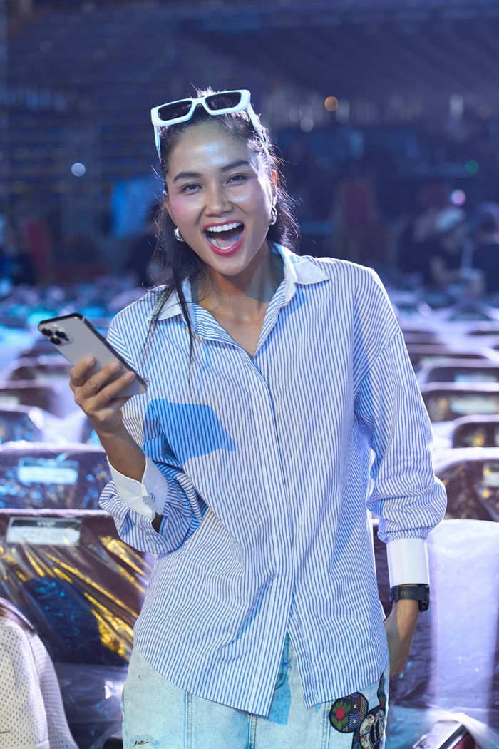 H'Hen Niê thể hiện tinh thần chuyên nghiệp, năng lượng tích cực ở mọi lúc, mọi nơi. Ảnh: FBNV