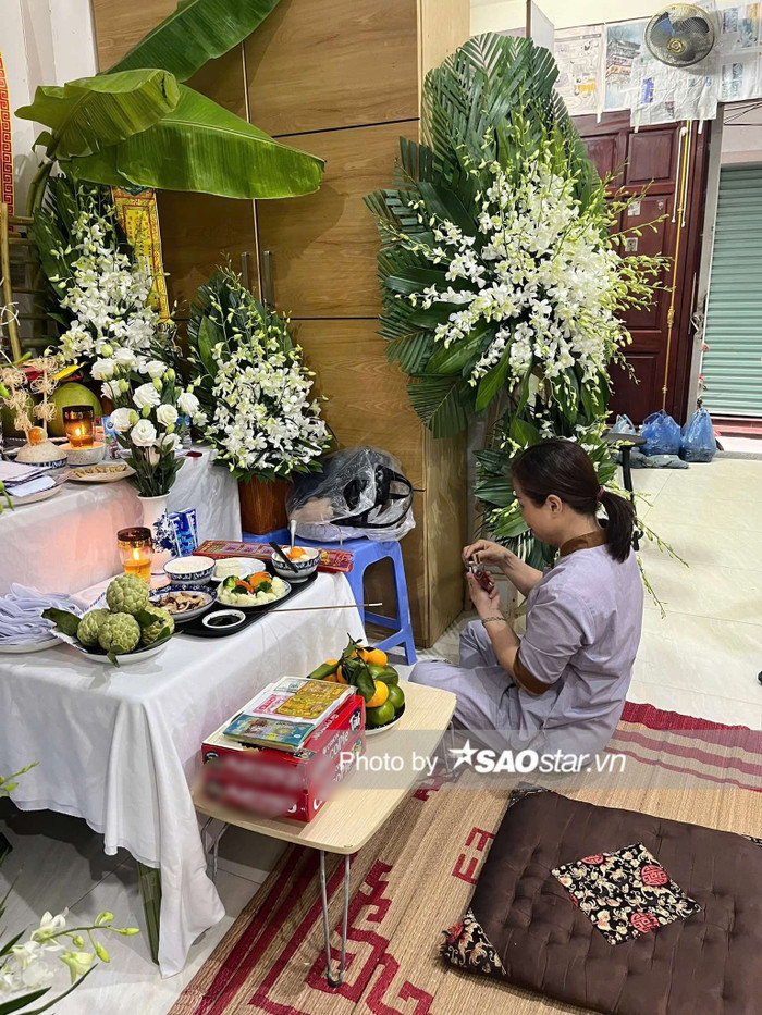 Người mẹ ân cần sờ những di vật con gái để lại.