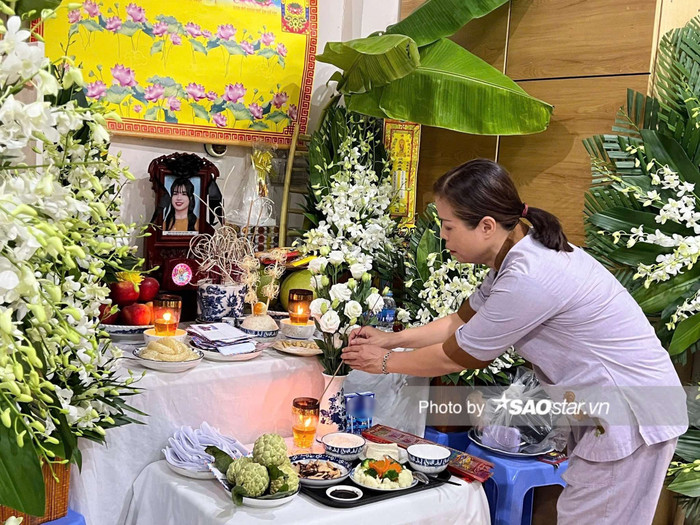 Cô Phượng thắp nén nhang cho con gái.