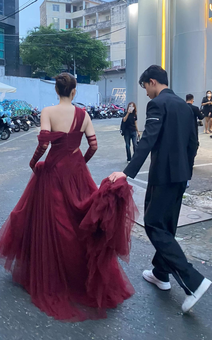 Hình ảnh Thuý Ngân và Võ Cảnh khiến dân tình rần rần thích thú. 