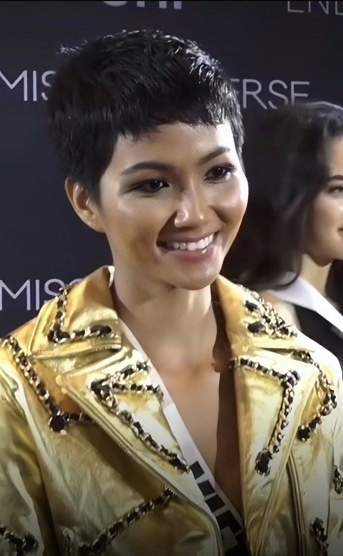 Phong thái khi được phóng viên Miss Universe phỏng vấn của H'Hen Niê ghi 100 điểm.