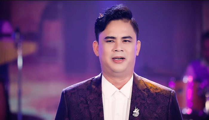 Ca sĩ Quốc Kháng tự giới thiệu là cháu của các đồng chí lãnh đạo và thông qua Lê Nguyễn Hoàng Nam để lừa 'chạy án' với số tiền 9 tỷ đồng.