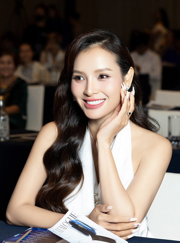 Phương Trinh Jolie bầu 6 tháng dự một sự kiện mới đây.