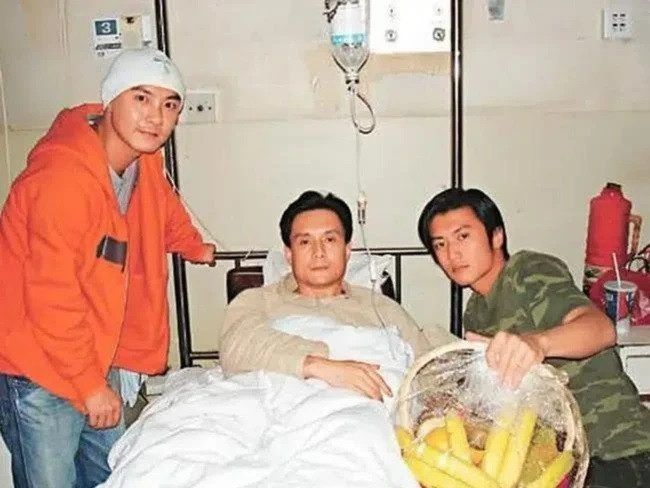 Trương Vệ Kiện và Tạ Đình Phong đến bệnh viện xin lỗi Vương Bá Chiêu.