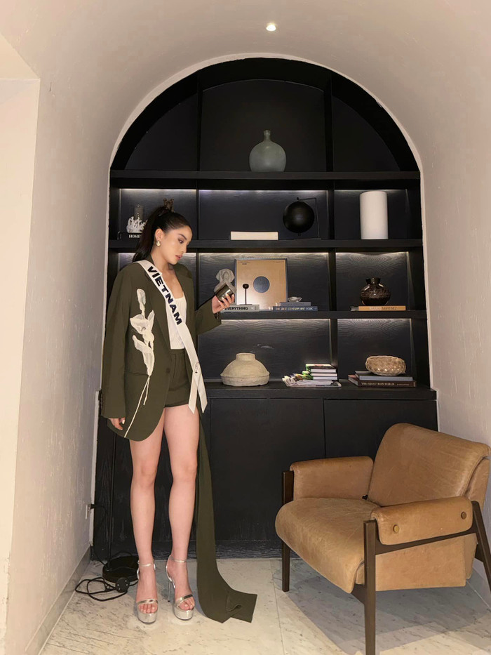 Kỳ Duyên gây ấn tướng với outfit tổng tài. 