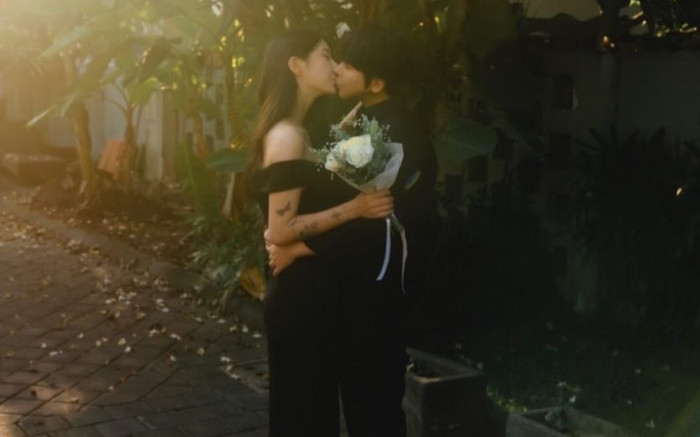 Nữ ca sĩ chính thức công khai người yêu đồng giới, khoe ảnh hôn nhau cực ngọt ngào Ảnh 2