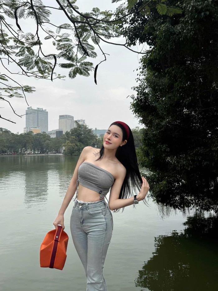 Hotgirl Bích Hạnh - bạn gái Vũ Văn Thanh đăng tải hình ảnh khoe vòng eo nhỏ xíu.