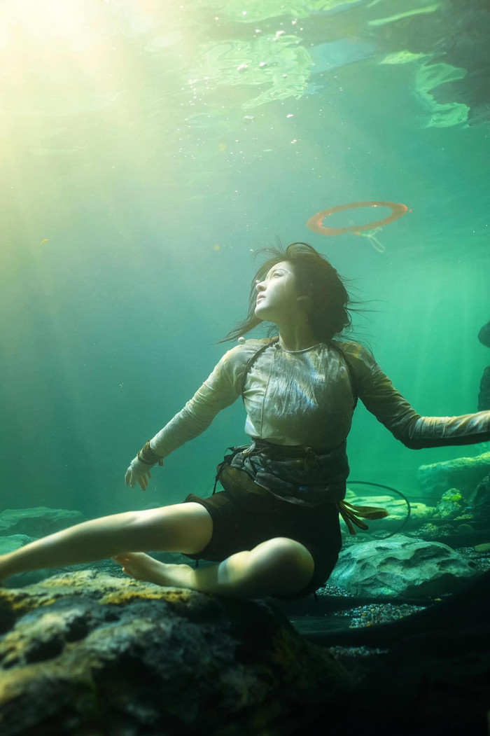 Triệu Lộ Tư tự thực hiện những phân cảnh dưới nước, lần đầu lăn xả khiến khán giả có cái nhìn khác về cô.