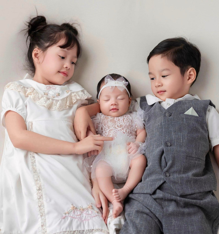 Tấm hình ba nhóc tỳ nhà Đặng Thu Thảo đã 'đốn tim' nhiều khán giả. Ảnh: FBNV