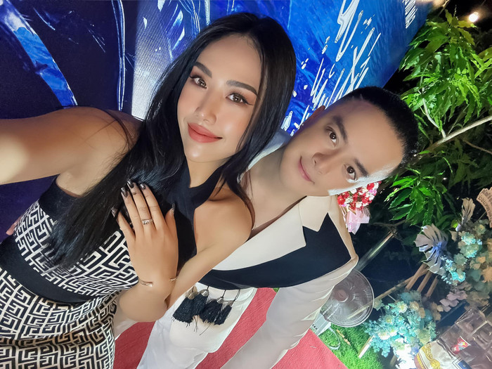 K.C chụp ảnh cùng Cao Thái Sơn.