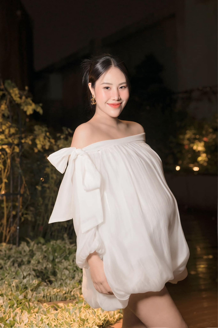 Sắc vóc của K.C trong thời gian mang thai. Cô được nhiều người nhận xét là vẫn giữ được sự rạng rỡ, xinh đẹp khi bầu bì.