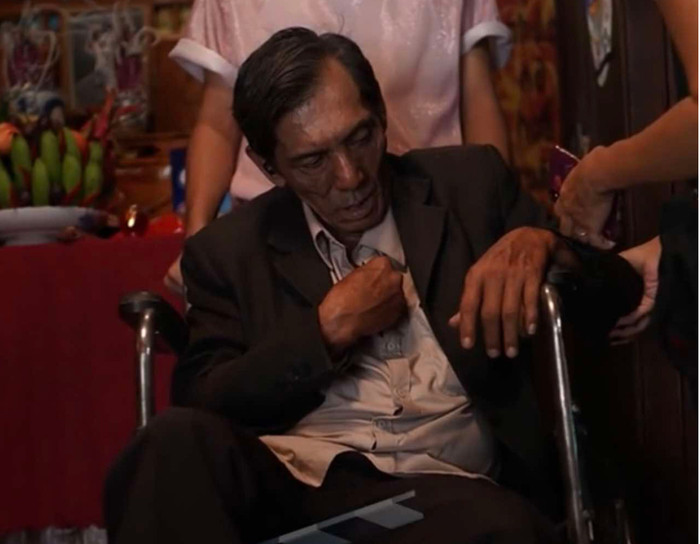 Thương Tín tiều tụy, hốc hác ngồi xe lăn