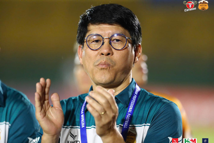 HLV Vũ Tiến Thành không nắm nhiều lợi thế khi so tài với HLV Poking vào ngày 9/11. Ảnh: CLB HAGL