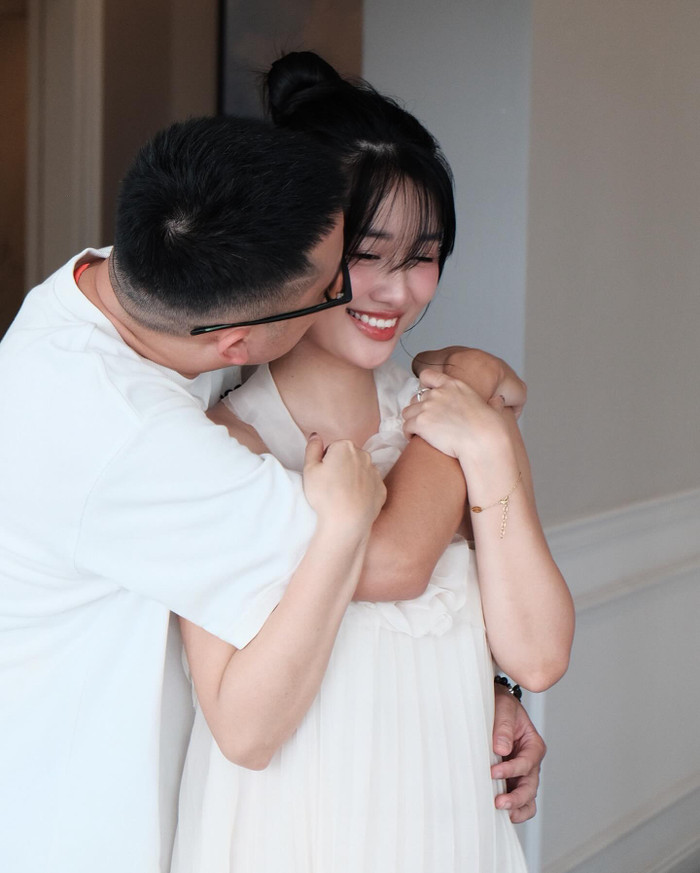 MC Quỳnh Chi và chồng đang tất bật chuẩn bị để đón thành viên mới chào đời. 