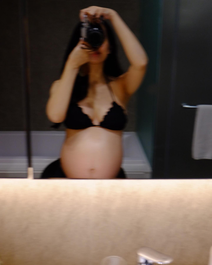 MC Quỳnh Chi khoe bụng bầu vượt mặt sau đám cưới với Quang Duy. 