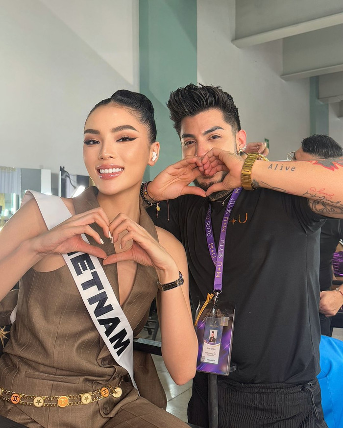 Hoa hậu Kỳ Duyên phải thay đổi layout trang điểm sau khi bị dị ứng ở mắt.