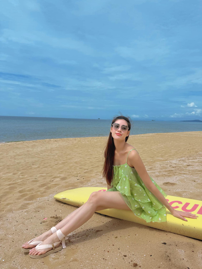 Hoa hậu Khánh Vân thu hút với hình ảnh đầy quyến rũ nhưng không kém phần ngọt ngào.