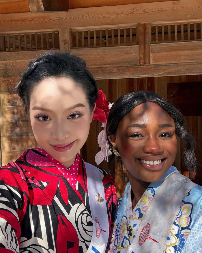 Hoa hậu Thanh Thủy khoe sắc bên bạn bè quốc tế.