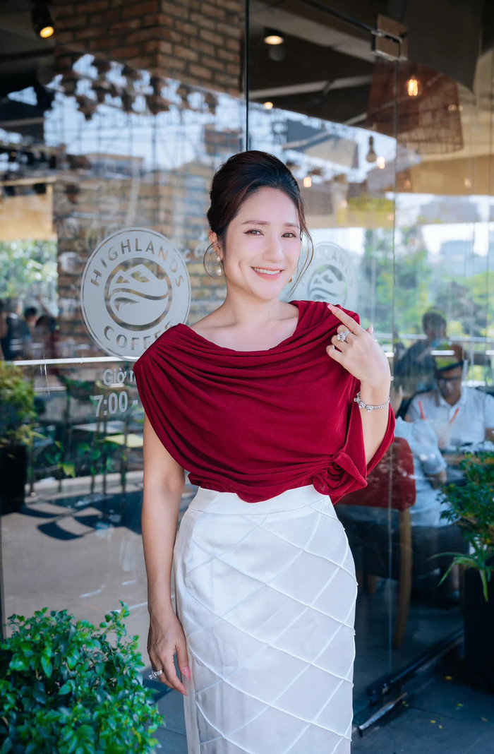 Cát Tường chăm chỉ làm việc, đưa bố mẹ đi du lịch khắp nơi để tận hưởng cuộc sống.