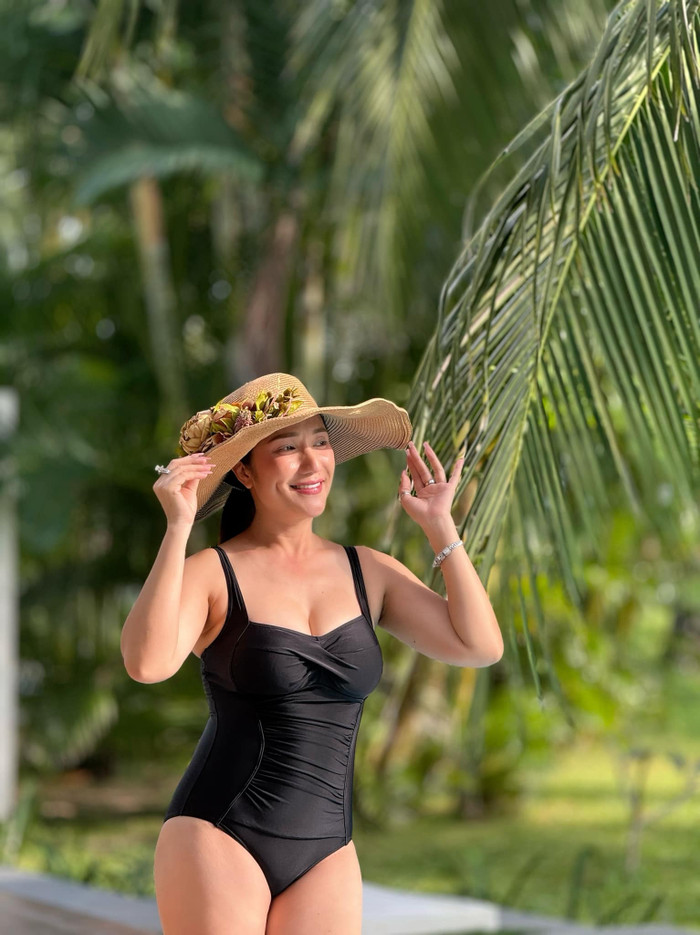 Cát Tường tự tin diện bikini, khoe vóc dáng nóng bỏng hết cỡ. 