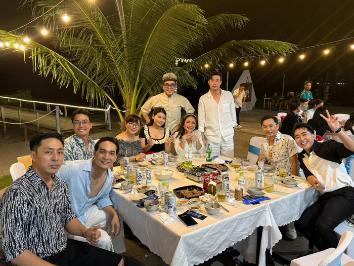 Cát Tường cùng đồng nghiệp tham dự tiệc cưới của Hà Trí Quang - Thanh Đoàn. 